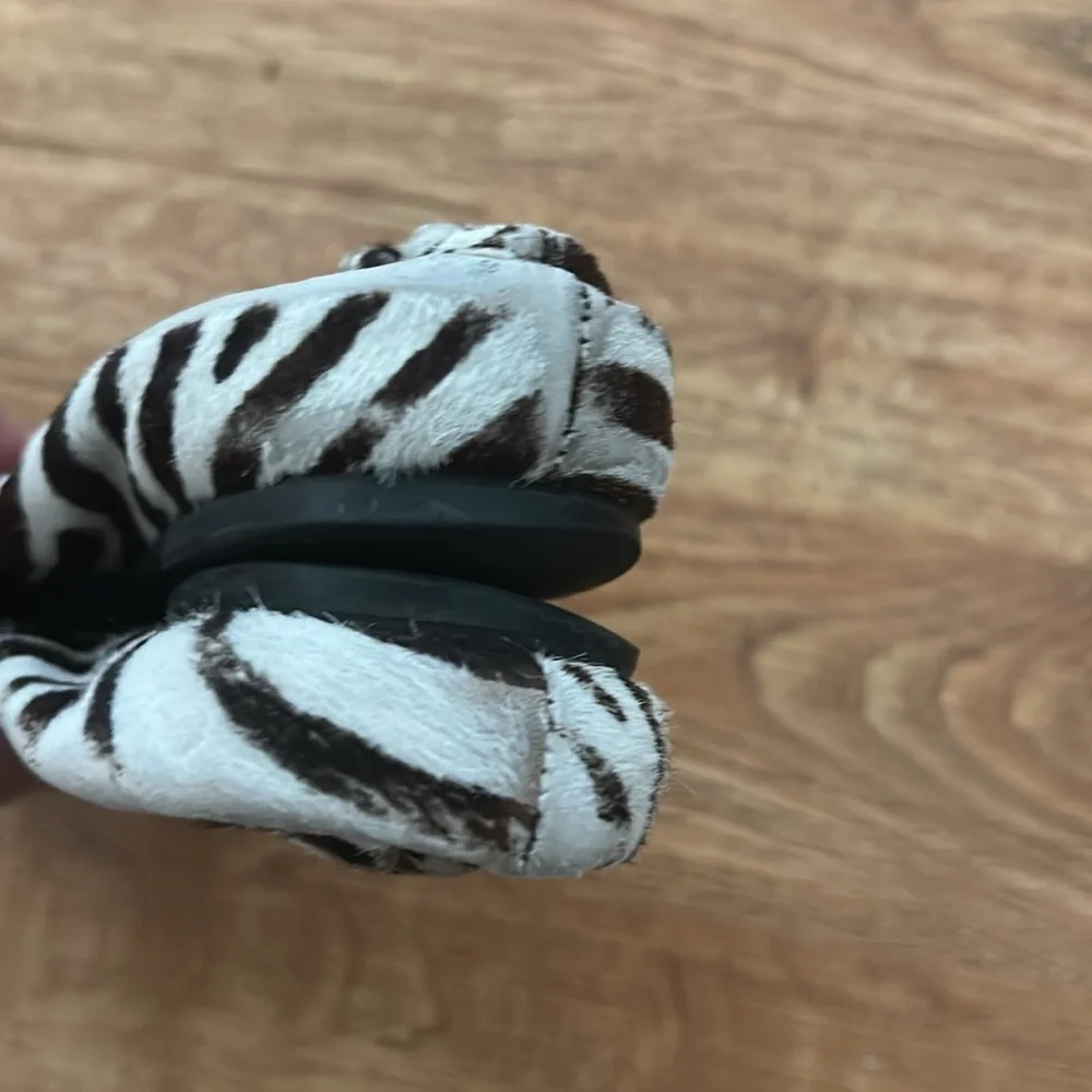 Tory Burch Black and White Zebra Flats Sz 6 1/2 - Picture 7 of 9